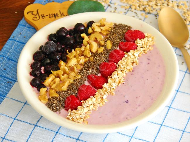 Kahvaltı Ve Sağlıklı Ara Öğünlerin En Vazgeçilmez Lezzeti : Smoothie Bowl