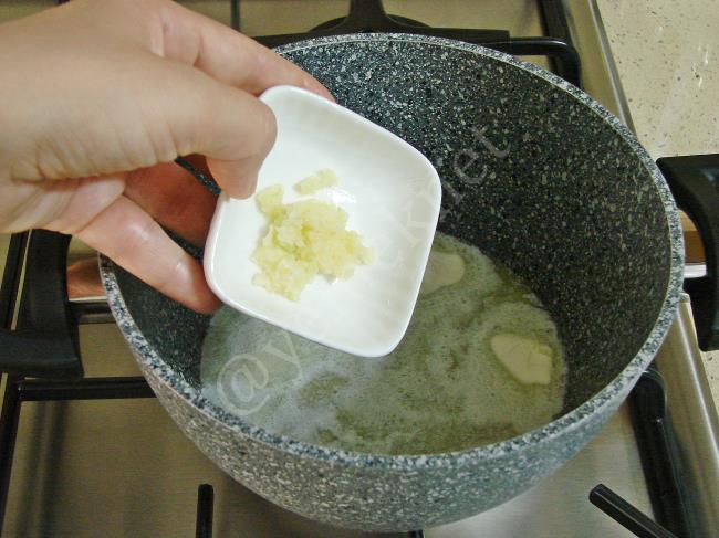 Sarımsaklı Tarhana Çorbası - Yapılışı (3/12) 