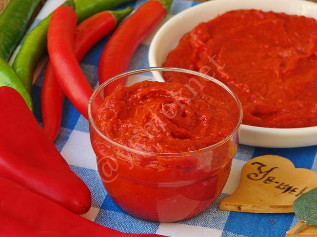 Kahvaltı Sofralarınıza Ve Yemeklerinize Renk Katacak, Yedikçe Yedirtecek Enfes Bir Sos Tarifi : Paprika Sos