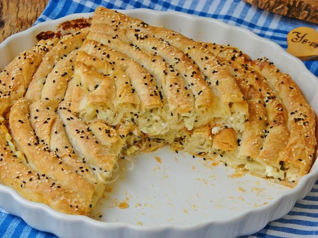 Peynirli Dolama Börek - Yapılışı (11/12) 