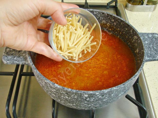 Salçalı Erişte Çorbası - Yapılışı (7/12) 