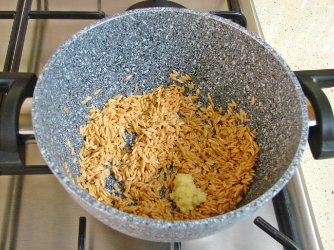 Sarımsaklı Şehriye Çorbası - Yapılışı (3/12) 