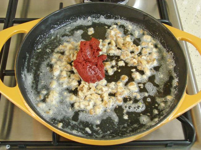 Cevizli Salçalı Yumurta - Yapılışı (3/8) 