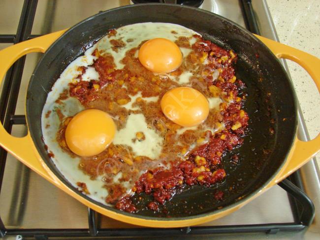 Cevizli Salçalı Yumurta - Yapılışı (5/8) 