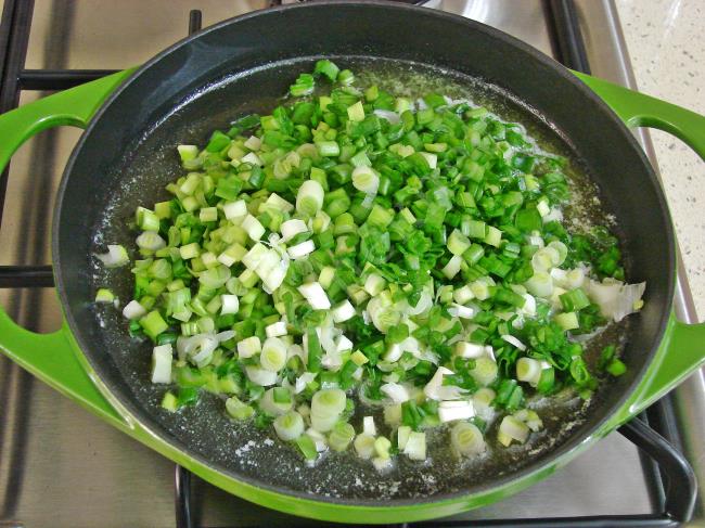 Sütlü Yeşil Soğan Kavurması - Yapılışı (4/12) 