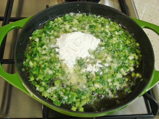 Sütlü Yeşil Soğan Kavurması - Yapılışı (5/12) 