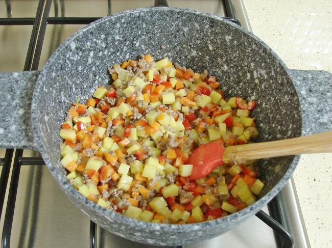 Terbiyeli Kıymalı Sebze Çorbası - Yapılışı (7/12) 