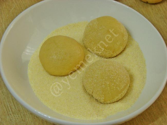 Ceviz Dolgulu İrmik Tatlısı - Yapılışı (9/16) 