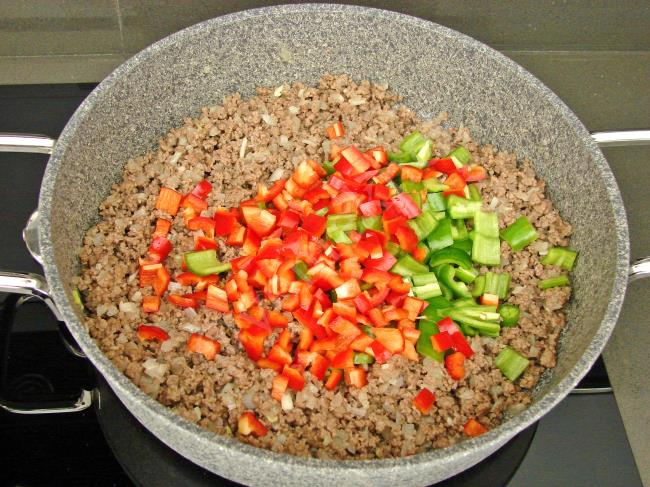 Tencerede Patlıcan Musakka - Yapılışı (4/12) 