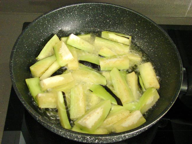 Tencerede Patlıcan Musakka - Yapılışı (8/12) 