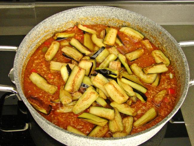 Tencerede Patlıcan Musakka - Yapılışı (9/12) 