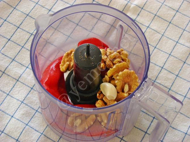 Cevizli Köz Biber Mezesi - Yapılışı (3/8) 