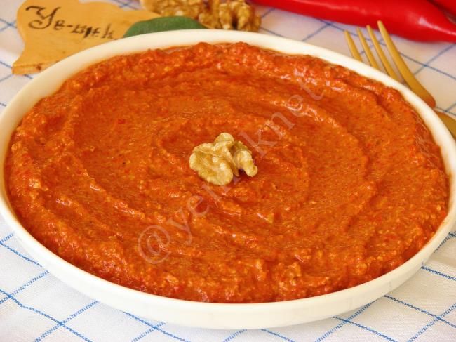 Közlenmiş Biberin Enfes Aroması Ve Cevizin Kıtır Dokusuyla Lezzet Dolu Bir Meze Tarifi : Cevizli Köz Biber Mezesi