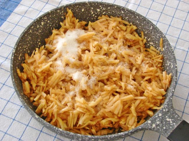 Sıvı Yağlı Elmalı Turta - Yapılışı (2/12) 