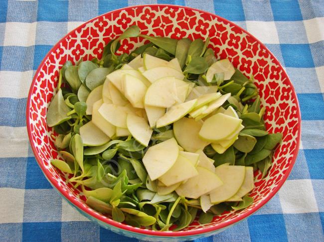 Ekşi Elmalı Semizotu Salatası - Yapılışı (4/8) 