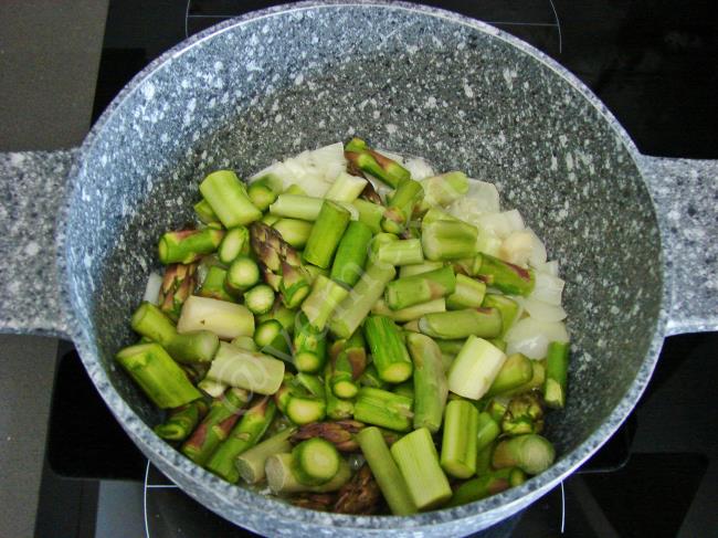 Kremalı Kuşkonmaz Çorbası - Yapılışı (5/12) 