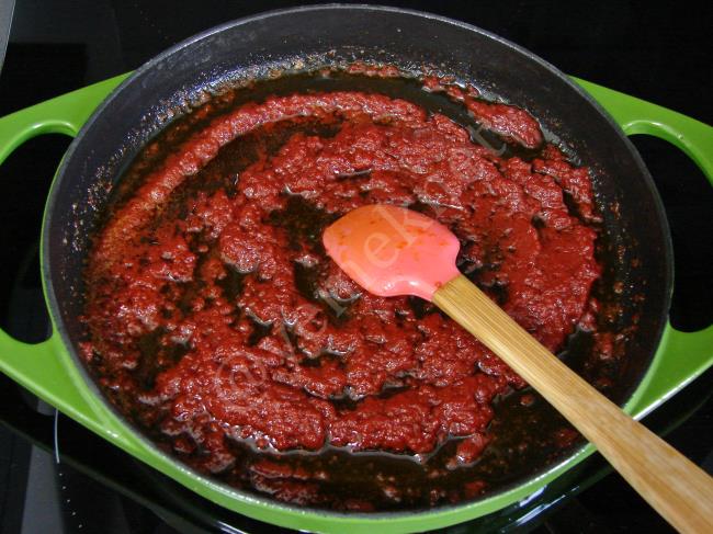 Salçalı Peynirli Yumurta - Yapılışı (3/8) 