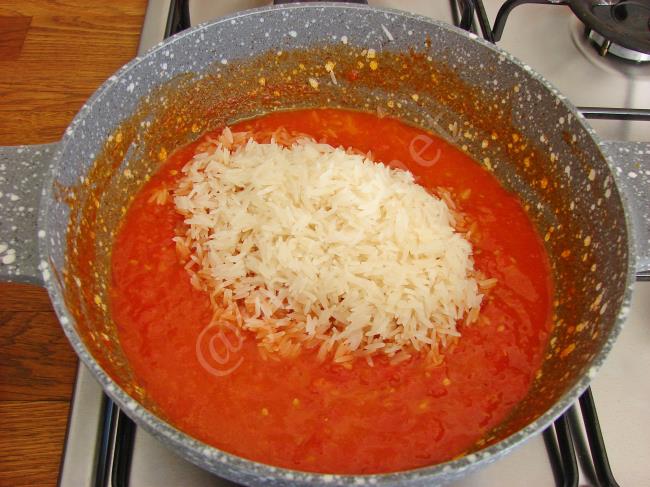 Domatesli Pilav - Yapılışı (3/8) 