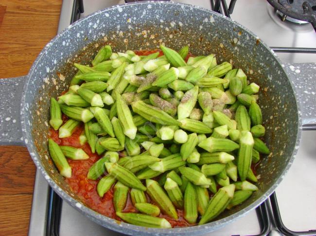 Koruklu Bamya Yemeği - Yapılışı (11/16) 