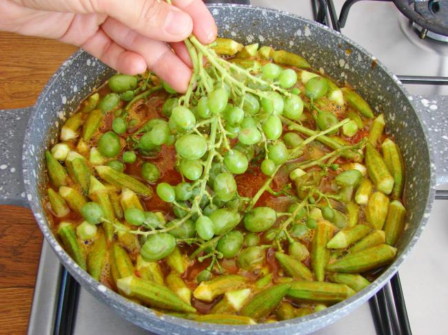 Koruklu Bamya Yemeği - Yapılışı (12/16) 