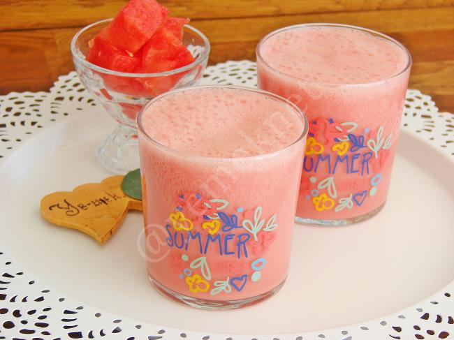 Soğuk Soğuk İçinizi Ferahlatacak, Yapması Çok Kolay Bir İçecek : Karpuzlu Smoothie