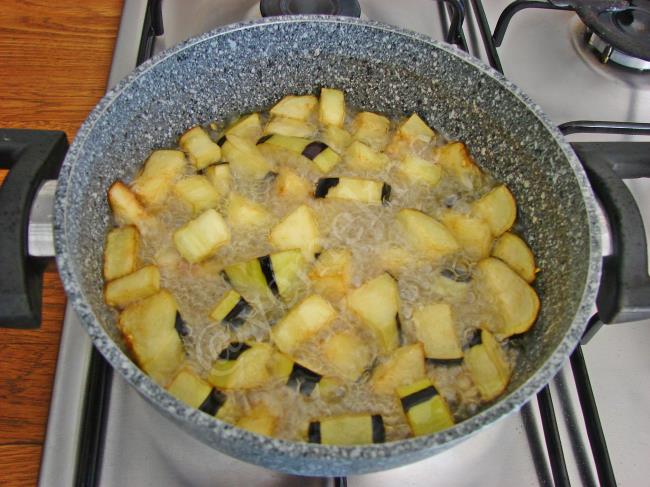 Tahinli Patlıcan Mezesi - Yapılışı (3/8) 