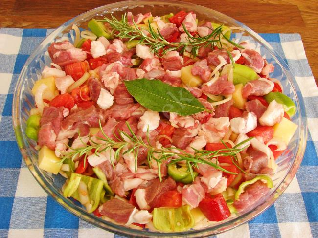 Fırında Sebzeli Et Yemeği - Yapılışı (7/12) 