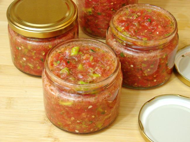 Turşu Kavanozunun Kapağı Neden Şişer? Kapağı Şişen Turşu Yenilir Mi?