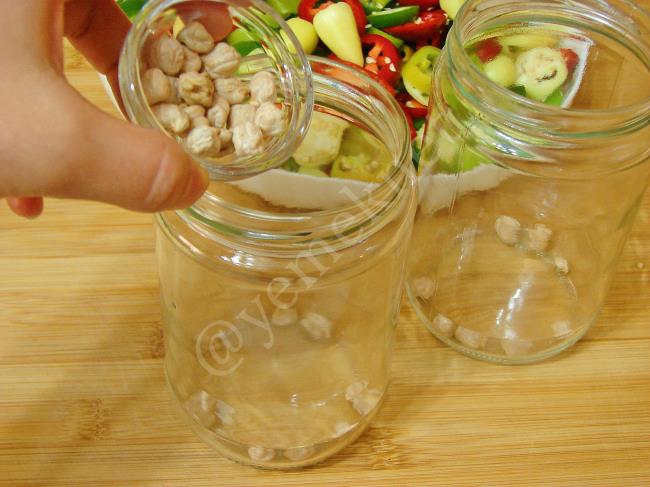 Turşuya Neden Nohut Konulur? Amacı Nedir? Koymak Mı Lazım Koymamak Mı?