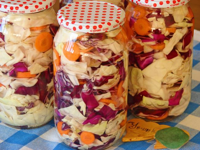 Her Sofranın Vazgeçilmezi O Efsane Turşunun Tarifi Budur : Sirkesiz Lahana Turşusu