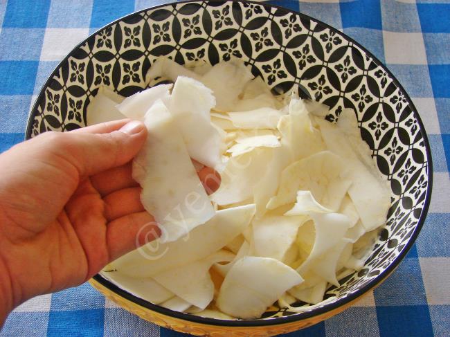 Soslu Çiğ Kereviz Salatası - Yapılışı (5/8) 