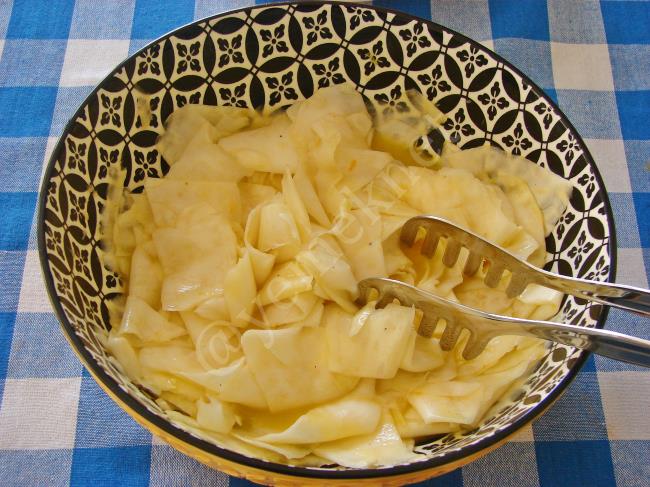 Soslu Çiğ Kereviz Salatası - Yapılışı (6/8) 