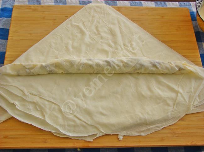 Kıymalı Gül Böreği - Yapılışı (7/12) 