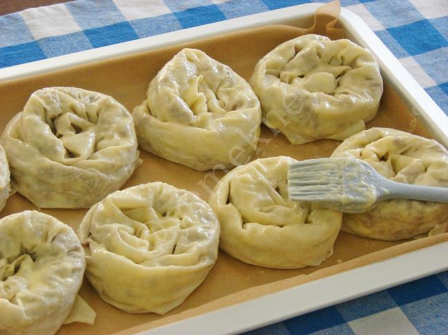 Kıymalı Gül Böreği - Yapılışı (9/12) 