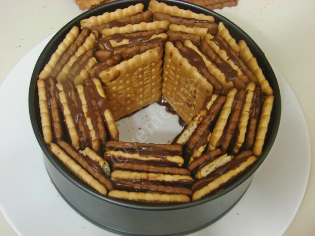 Kolay Bisküvili Pasta - Yapılışı (7/12) 