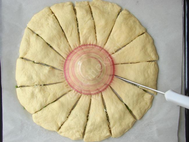 Peynirli Çörek - Yapılışı (7/12) 