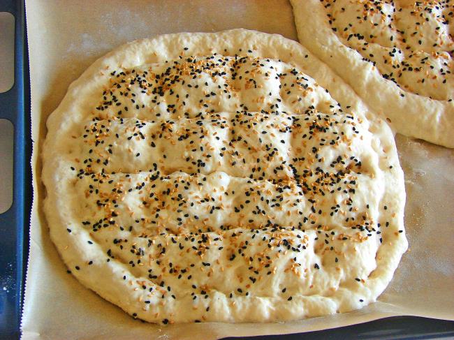 Yoğurulmayan Ramazan Pidesi - Yapılışı (9/12) 