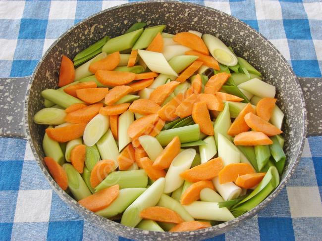 Girit Usulü Zeytinyağlı Pırasa - Yapılışı (4/8) 