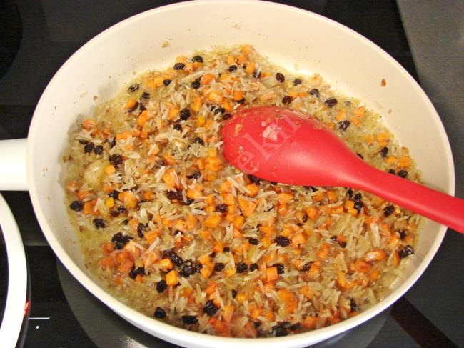 Havuçlu Üzümlü Pilav - Yapılışı (7/12) 