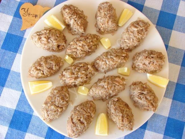 Bu Pilavın İçinde Hiç Midye Yok, Ama Tadı Aynı Midye Dolma : Midyesiz Midye Dolma Pilavı