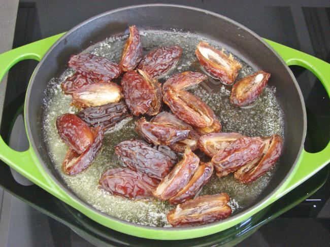 Tahinli Sıcak Hurma Tatlısı - Yapılışı (3/8) 